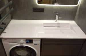 Стільниця 1350х600 з суцільнолитою щілинною чашею розмірами 545х345 товщиною 20мм у кольорі Білий глянець